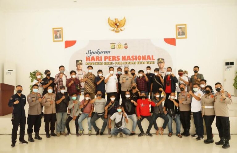 Kapolres Metro Bekasi Makan Bakso Bareng Bersama Awak Media di HPN 2022 1