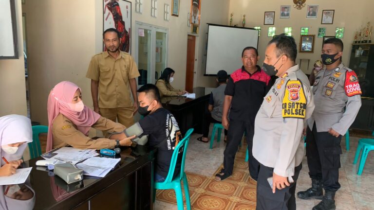 Kapolsek Nanggung serta Babinmas Awasi Suntik Vaksin 1-2 Dan 3 di Desa Bantar Karet 1