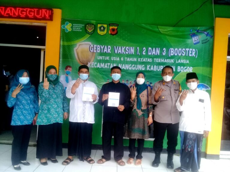 Kapolsek serta Kades Parakan Muncang Awasi Gebyar Vaksin 1- 2 dan 3 1