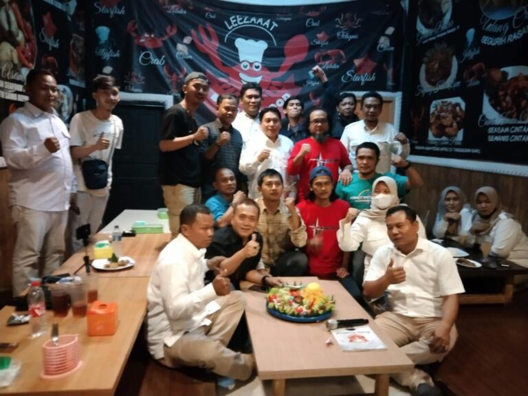 Ketua DPRD Kabupaten Bekasi HM BN Holik Qodratullah Potong Tumpeng HPN 2022 1