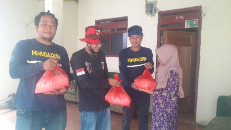 Komunitas Pemuda Desa Berbagi Sembako Untuk Warga Kurang Mampu 1