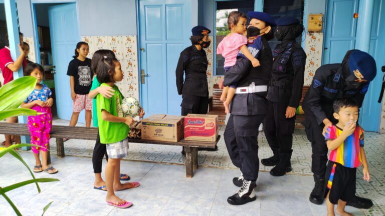 Satbrimob Polda Kalimantan Barat Kembali Melaksanakan Kegiatan Jum’at Berkah 1