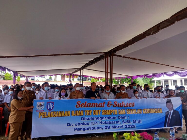 DR Jonius T.P Hutabarat S.Si M.Si Bersama Yayasan Jaringan Tapanuli Peduli Bona Pasogit laksanakan Tryout di SMA N 1 Pangaribuan 1