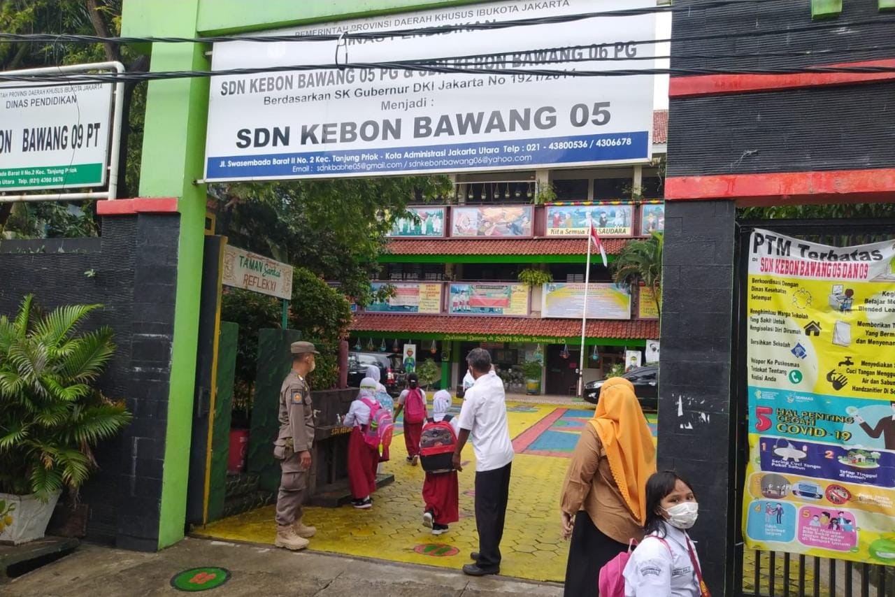 Hindari Kerumunan Siswa Sekolah, Satpol PP Jakut Rutin Monitoring PTM 1