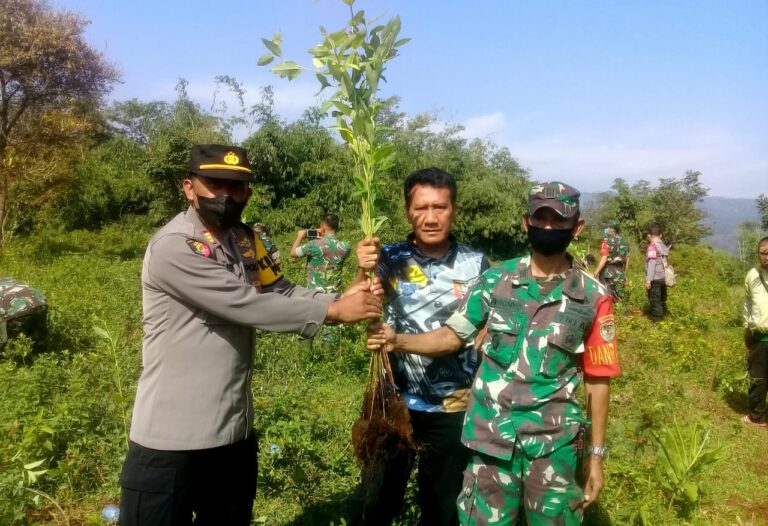 Jajaran Koramil 0621-17 Nanggung bersama Jajaran Polsek adakan Penanaman 1000 Pohon 1