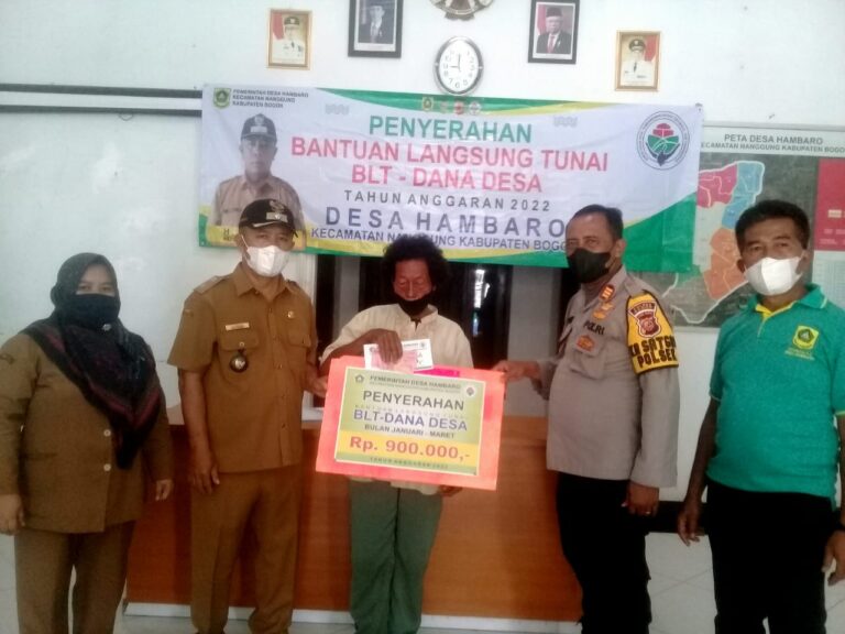 Kades Hambaro H. Firdaus Salurkan BLT sebanyak 180 KPM Dibarengi Pelaksanaan Vaksinasi 1