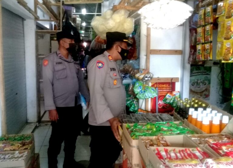 Kapolsek Nanggung bersama Aiptu Yudhi Pantau Persediaan Minyak Goreng dan Harga 1