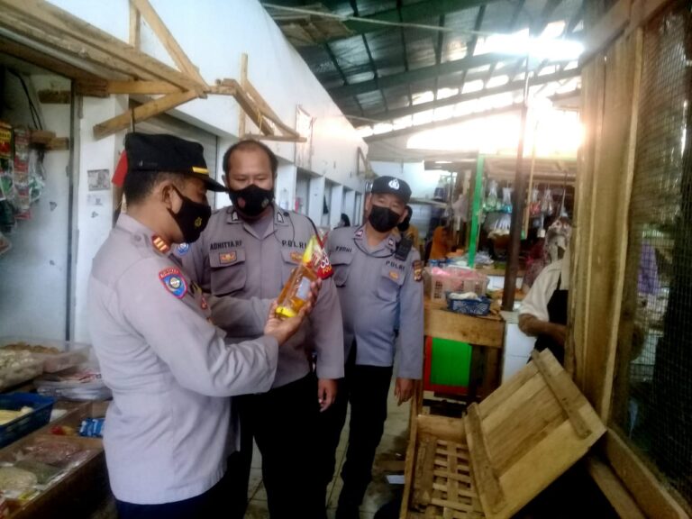 Kapolsek nanggung serta jajaran monitoring pedagang di area pasar nanggung 1