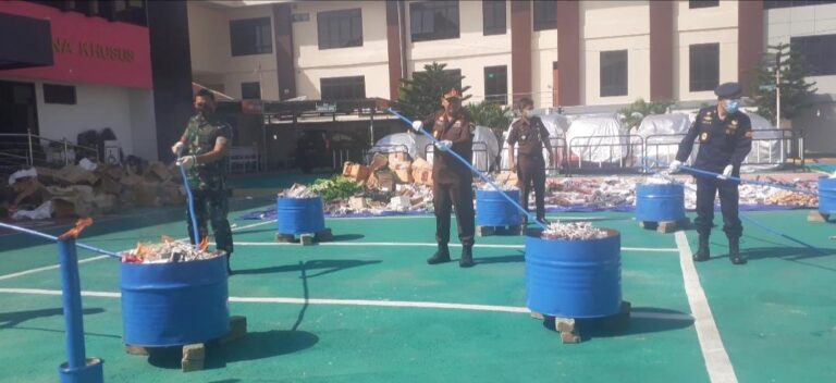 Kejari Kabupaten Bekasi Musnahkan Beberapa Jenis Barang Ilegal 1