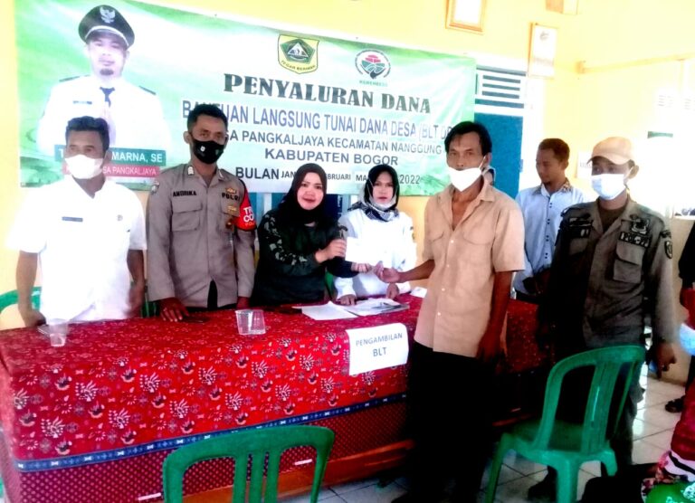 Ketua BPD Mewakili Kades Pangkal Jaya Salurkan BLT Kepada 206 KPM 1