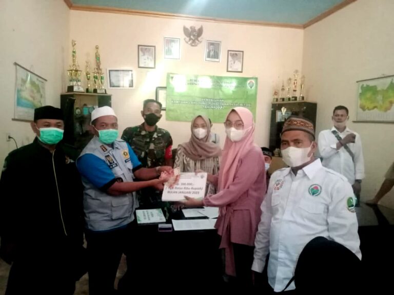 Pemdes Bantar Karet Salurkan BLT Dana Desa untuk 175 KPM Sekaligus Laksanakan Vaksinasi 1