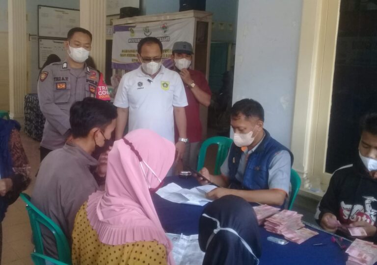 Pemdes Cisarua, Babinmas, Babinsa serta Satpol PP Awasi Penyaluran BPNT juga Vaksinasi 1