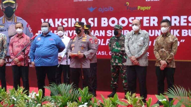 Plt Bupati Bekasi Tinjau Vaksinasi di PT Fajar Surya Wisesa Bersama Kapolri 1