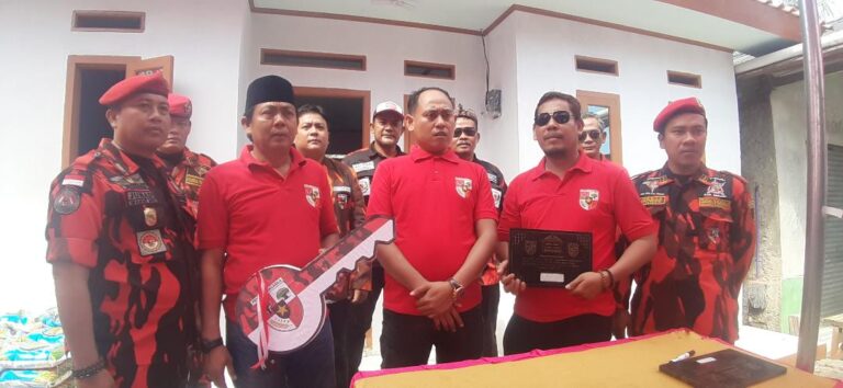 Tim Bedah Rumah MPC PP Kabupaten Bekasi Kembali Serahkan 2 Kunci 1