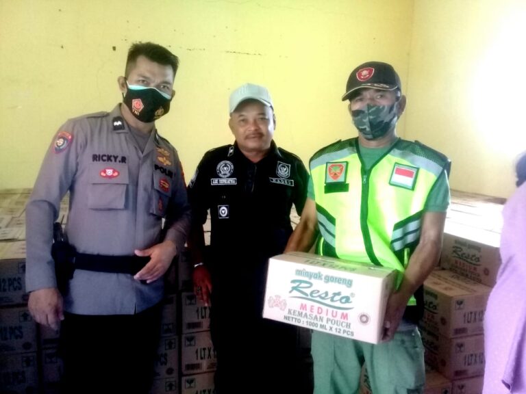 Babinkantibmas serta Babinsa Dampingi Kades Batu Tulis Awasi Vaksinasi dan Penyaluran Bantuan 1