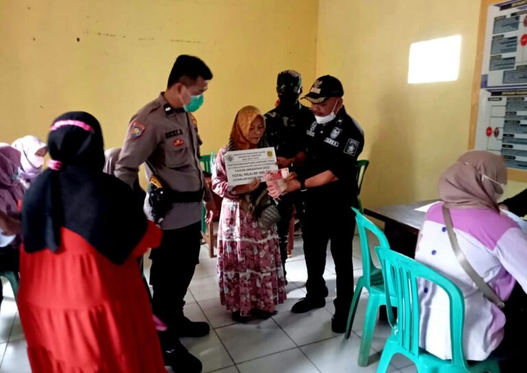 Babinkantibmas serta Babinsa, Dampingi Kades Batu Tulis Salurkan BLT Untuk 146 KPM 1
