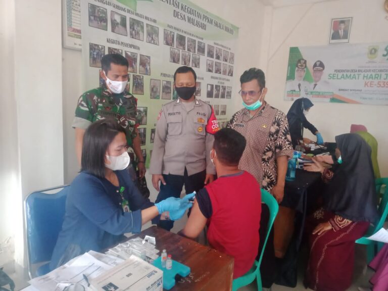 Babinsa - Babinkantibmas Dampingi Warga Desa Malasari Disuntik Vaksin 1