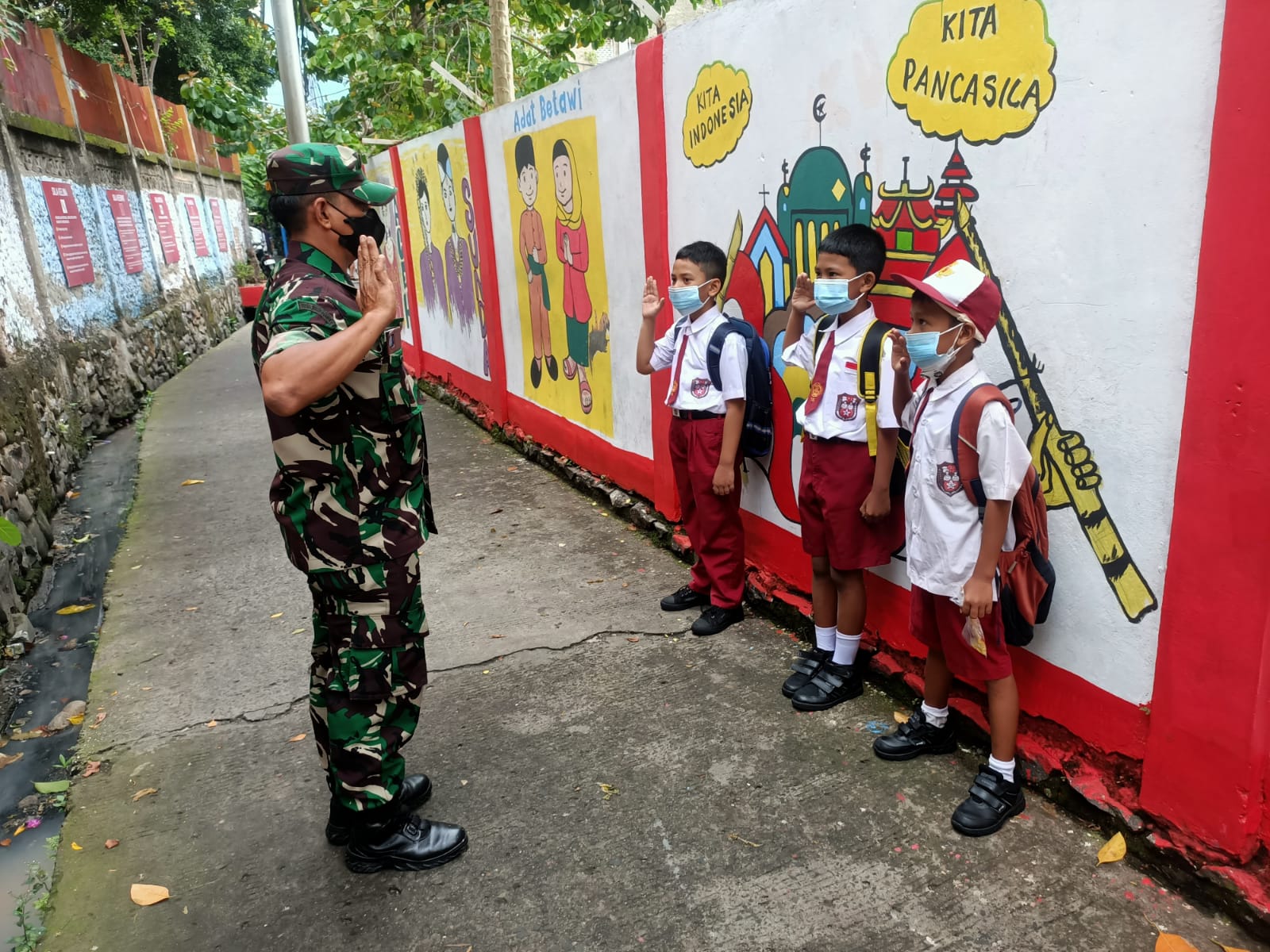 Bentuk Nyata Babinsa Koramil 02 TB Kodim 0503 JB dengan Percantik Kampung Pancasila dan Tanamkan Nilai Pancasila 1