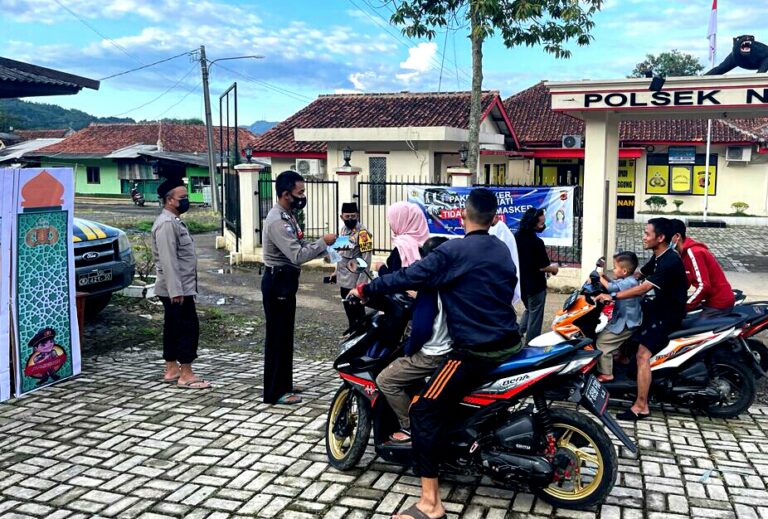 Di Bulan Suci Romadon Jajaran Polsek Nanggung Bagikan Takjil 1