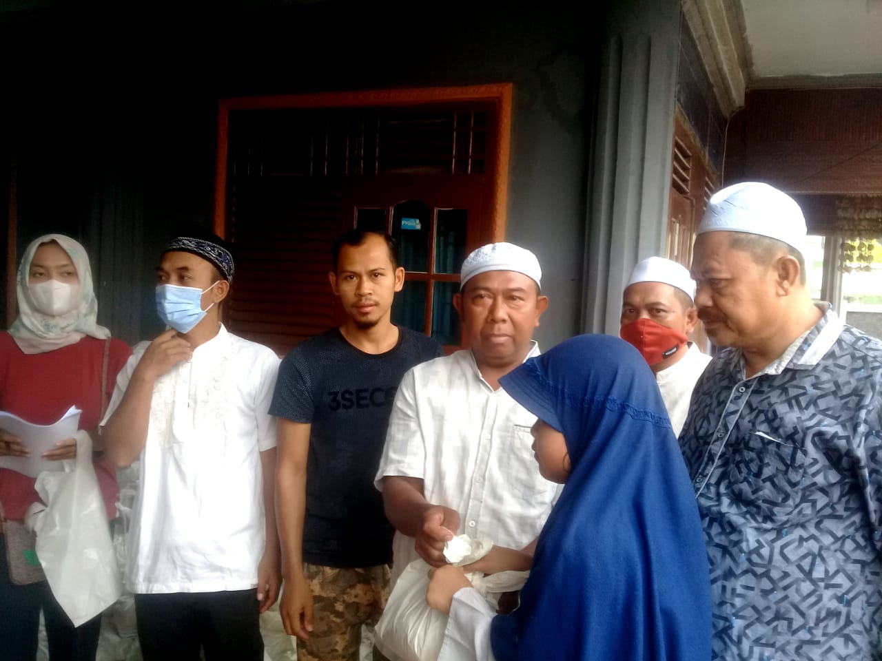 H. Wahyudin Sekeluarga Berikan Santunan Anak Yatim dan Sedekah untuk 1.400 Keluarga 1
