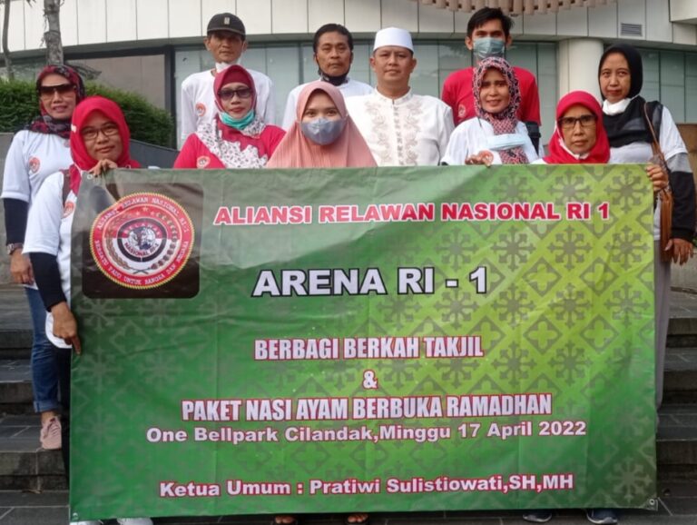 Hampir Tiap Hari Aliansi Relawan Nasional RI-1 Bagikan Takjil dan Paket Ramadhan Jelang Berbuka Puasa 1
