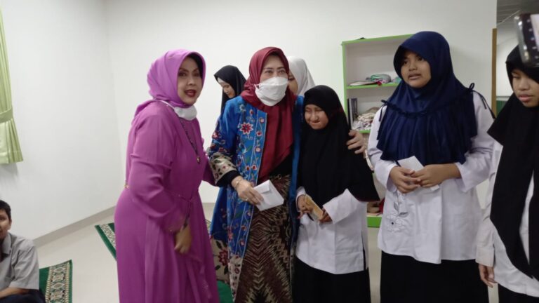 Hj. Lina Liputri dan Bunda Lea Irawan Berbagi Rezeki Sedekah di Bulan Ramadhan 3