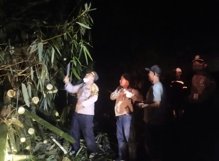 Jajaran Polsek Nanggung Bantu PT. Antam Pongkor atasi Longsor di Cikaradak 1