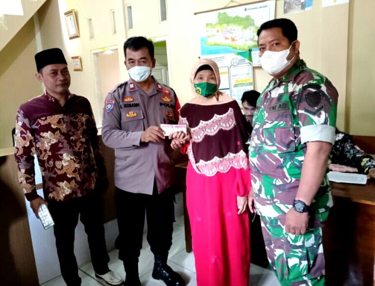 Kapospol serta Babinsa Dampingi Kades Sukajaya Salurkan BLT DD 1