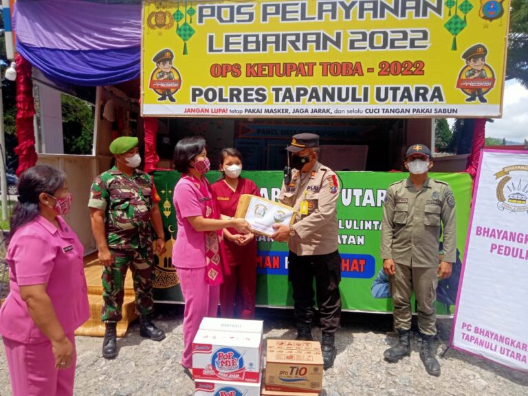 Ketua Bhayangkari Taput Erika R. Sipayung Kunjungi Pos Pelayanan Operasi Ketupat 2022 2