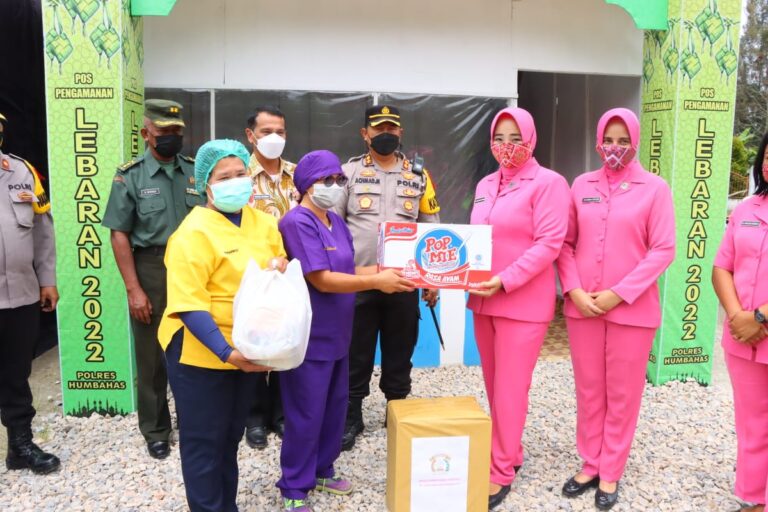 Ketua Cabang Bhayangkari Humbahas Berikan Bingkisan Kepada Petugas Pos Pam 1