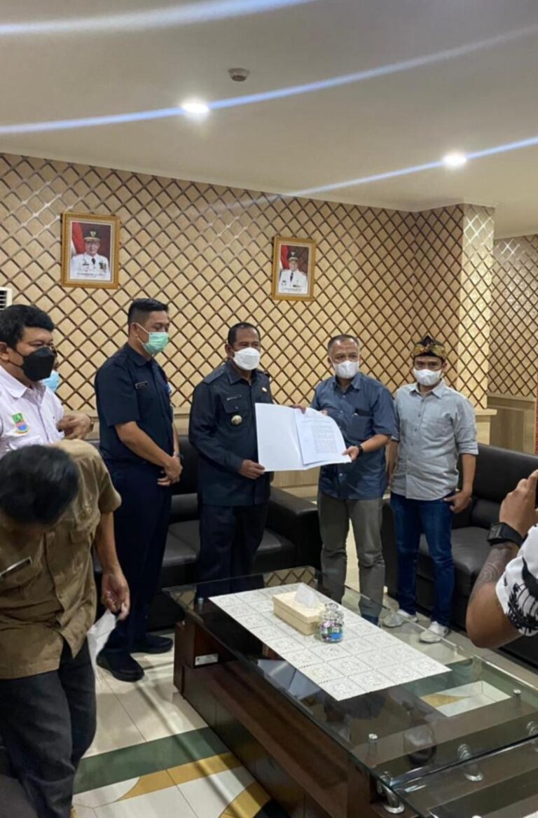 NPCI Jabar Bersama NPCI Kabupaten Bekasi Serahkan SK Peparda Pada Plt Bupati Bekasi 1