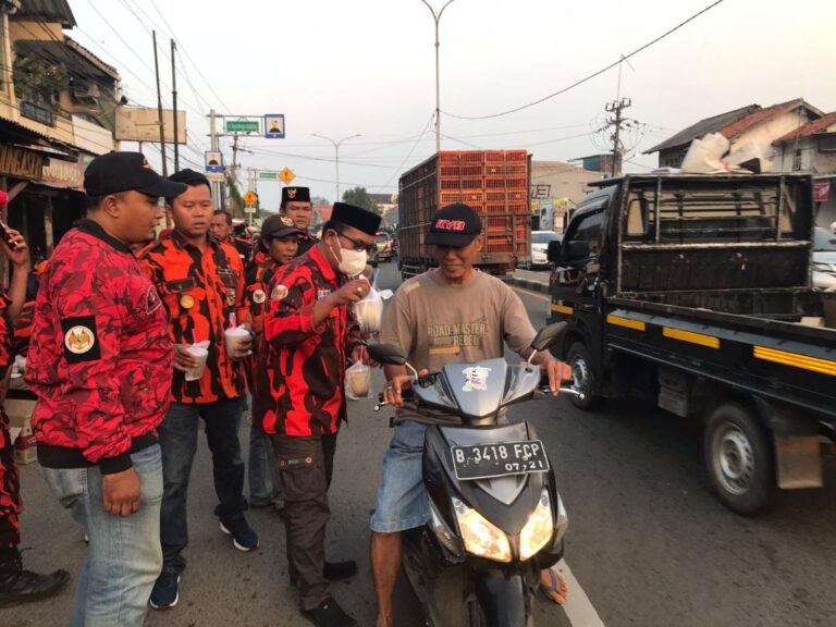 Pembagian Takjil PAC Pemuda Pancasila Kedungwaringin di Sambut Antusias Pengguna Jalan 1