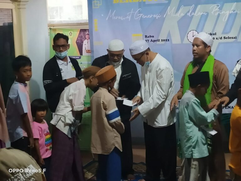 Pemdes Cisarua Berikan Santunan Anak Yatim dan Bukber dengan Jajarannya 2