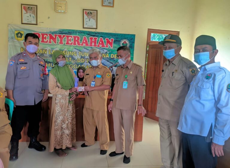 Pemdes Urug Didampingi Kapospol serta Sekcam juga Kasipem Salurkan BLT Dana Desa 1