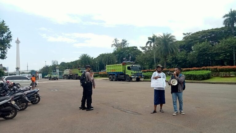 Petrus Raja Melakukan Aksi Demo Tunggal 3