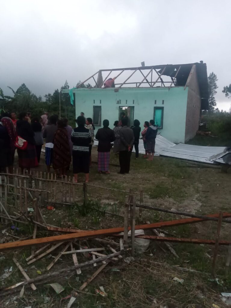 Polsek Onan Ganjang Turun Ke Lokasi Bencana Alam Angin Puting Beliung 1