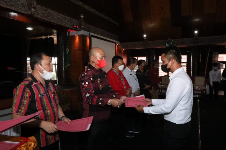 Serahkan 40 SK CPNS Formasi Umum dan 366 SK PPPK Jabatan Guru Tahap 1 Tahun 2021 di Lingkungan Kabupaten Tapanuli Utara 1