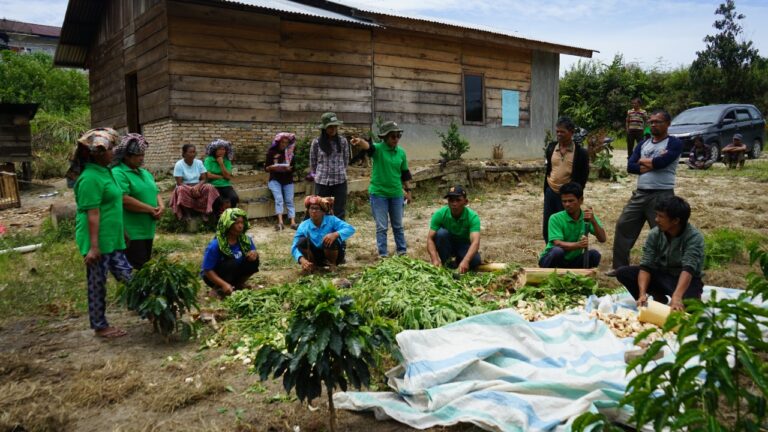 Toba Pulp Lestari Gelar Pelatihan Pembuatan Kompos Organik Kepada Kelompok Tani Hutan Marsada 1