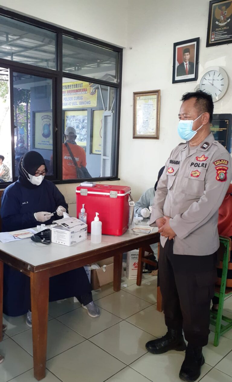 Warga Binong, Mendapatkan Vaksinasi Dosis 3 di Pos Terpadu Kelurahan Binong 1