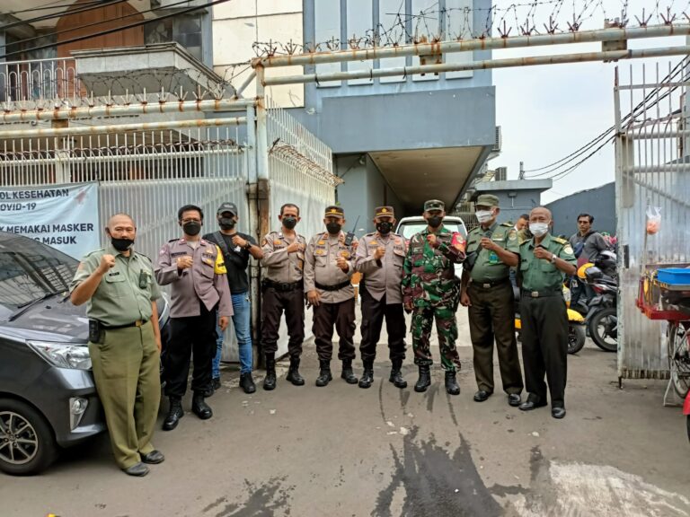 Anggota Koramil 02 TB Kodim 0503 JB Laksanakan Pengamanan Kegiatan Ibadah di Gereja Sidang Jemaat Allah 2