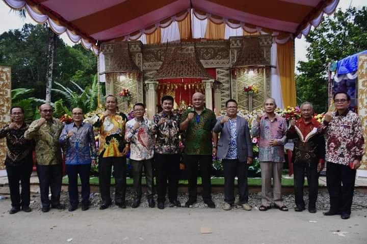 Bupati Khenoki Waruwu Didaulat Gelar Bangsawan dan Kehormatan 1