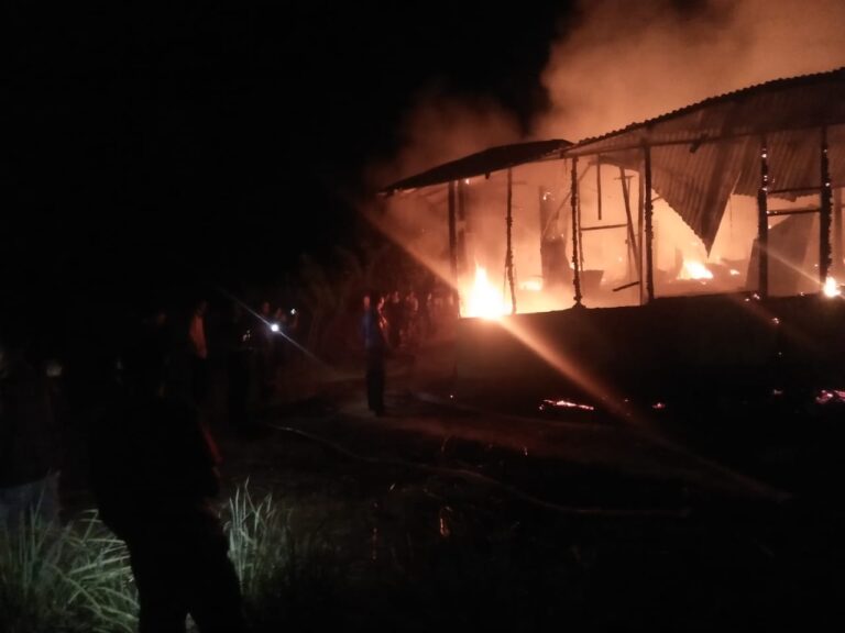 Damkar Kembali Telat, Dua Rumah Ludes Terbakar di Taput 2
