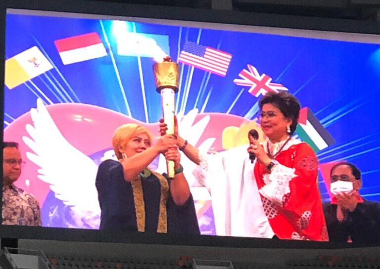 Dr.Thresia Hosanna, SH., MH., Ph.D. Tokoh Wanita Dayak dari Kalimantan Timur 3