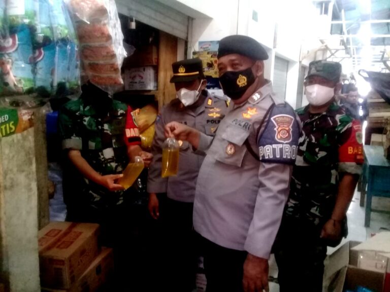 Jajaran Polsek serta Jajaran Koramil Nanggung Awasi Prokes dan Minyak Goreng 1