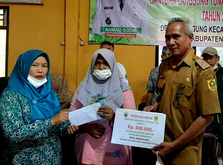 Kades Nanggung Ahmad Sodik Salurkan BLT untuk Bulan Mei dan Juni 1