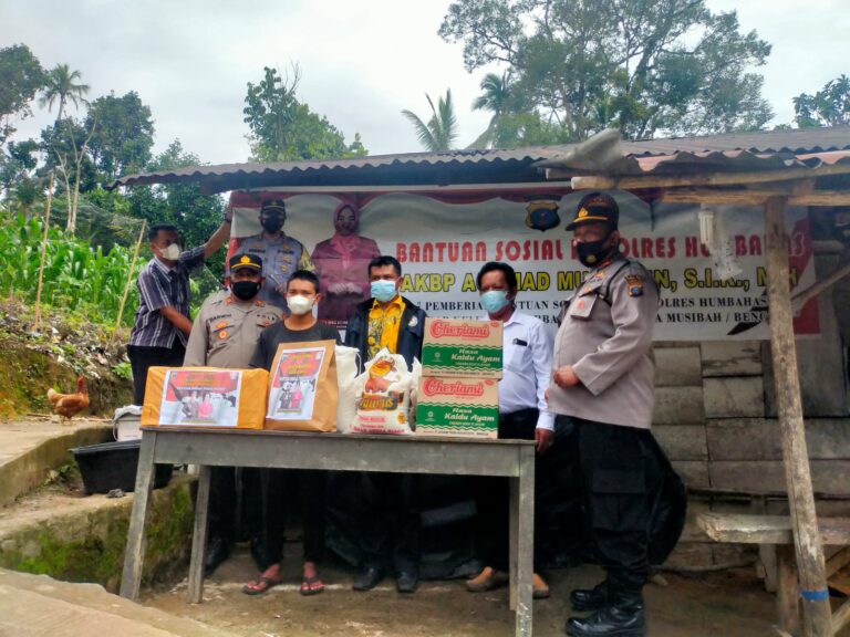 Kapolres Humbahas Berikan Bansos Kepada Keluarga Korban yang Hanyut di Sungai 1