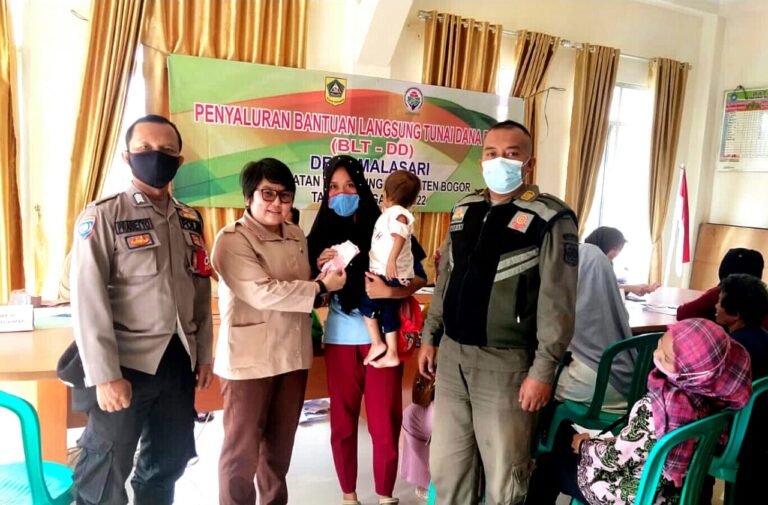 Babinmas serta Satpol PP Dampingi Pemdes Malasari Salurkan BLT DD 1