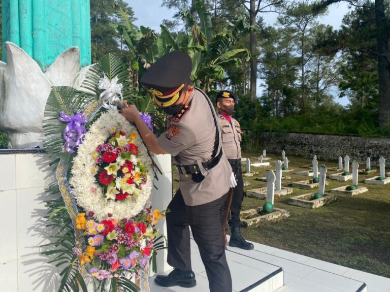 Dalam Rangka HUT Bhayangkara ke-76, Tradisi Ziarah dan Tabur bunga di Makam Pahlawan Dilaksanakan Kapolres Taput 1