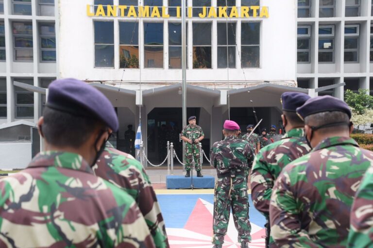 Danlantamal III Serahkan Kunci Kepada Penghuni Flat Sunter 1