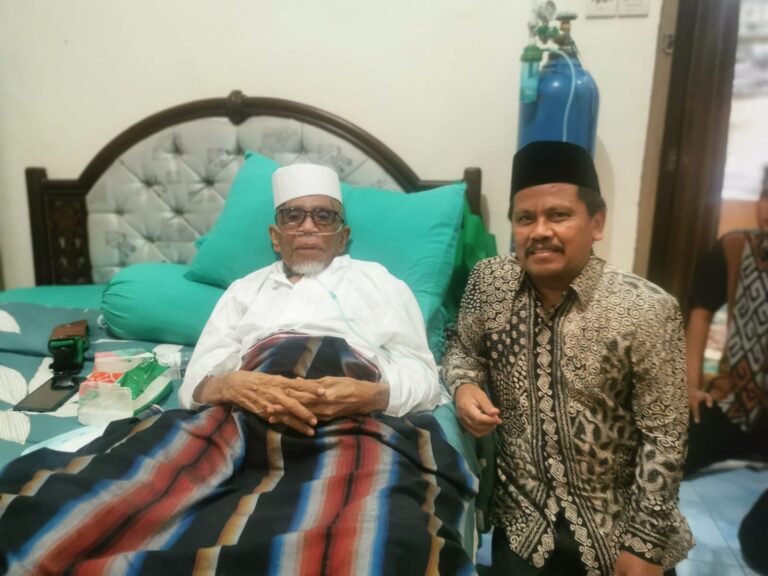 Dr. Apt. Abdul Rahem, M. Kes Minta Do'a Restu TGH. L. M. Turmuzi - Bagu Maju Kongres PP IAI 1